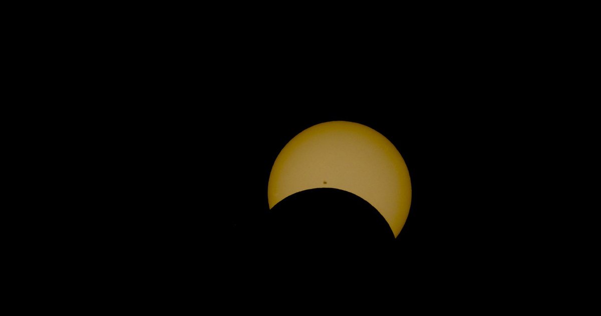Eclipse solar parcial con el disco del sol cubierto en parte